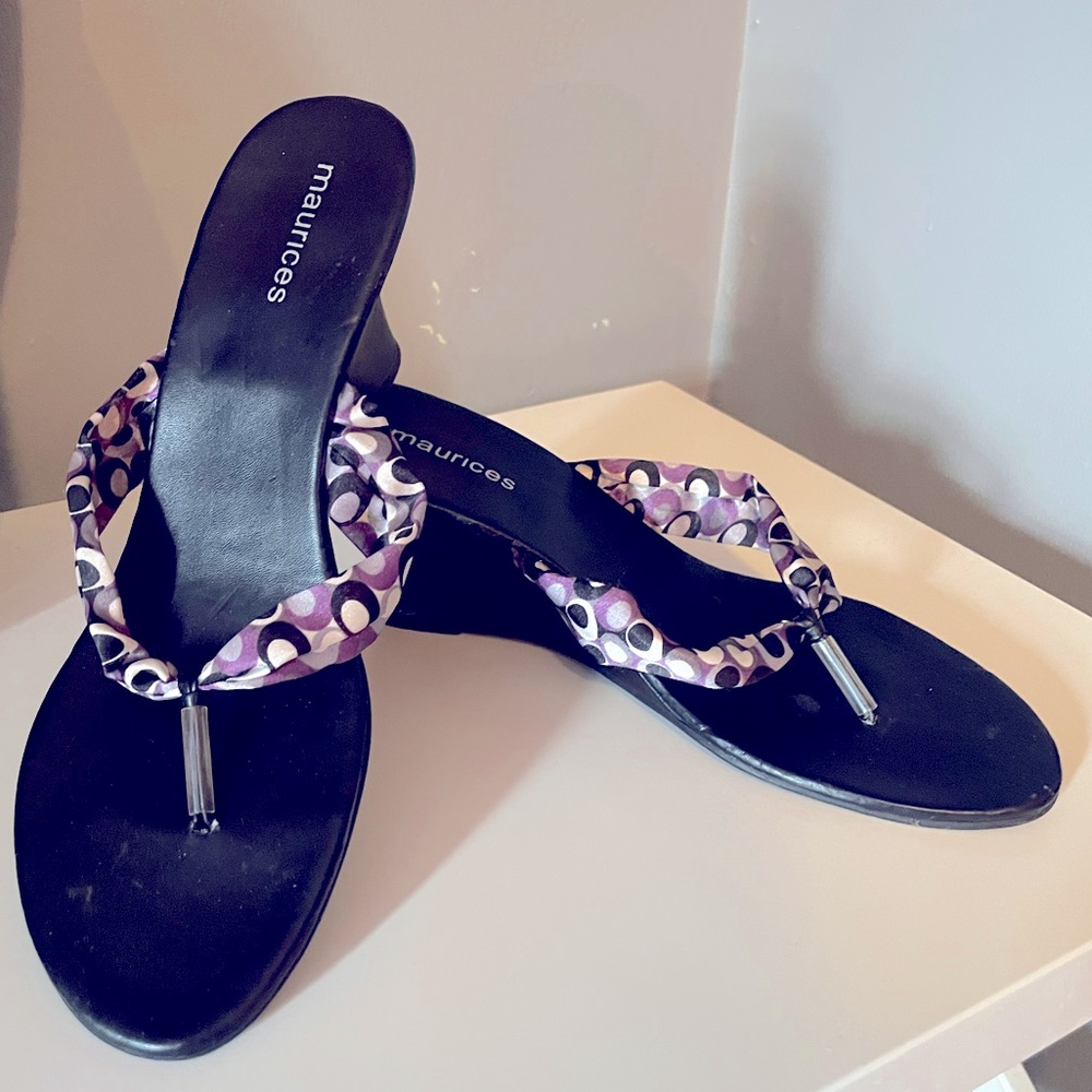 Maurices Wedge Black Sandals with soft purple straps Size 10